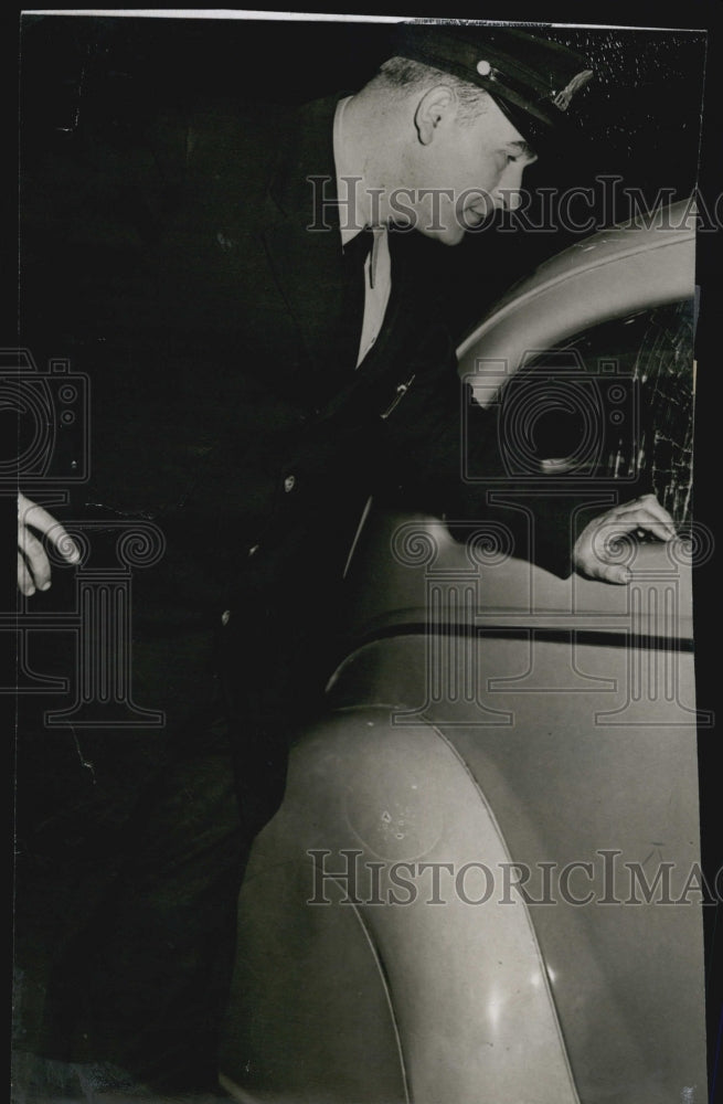 1955 Press Photo Patrolman Robert DuFault at Scene of Gang Fight - Historic Images