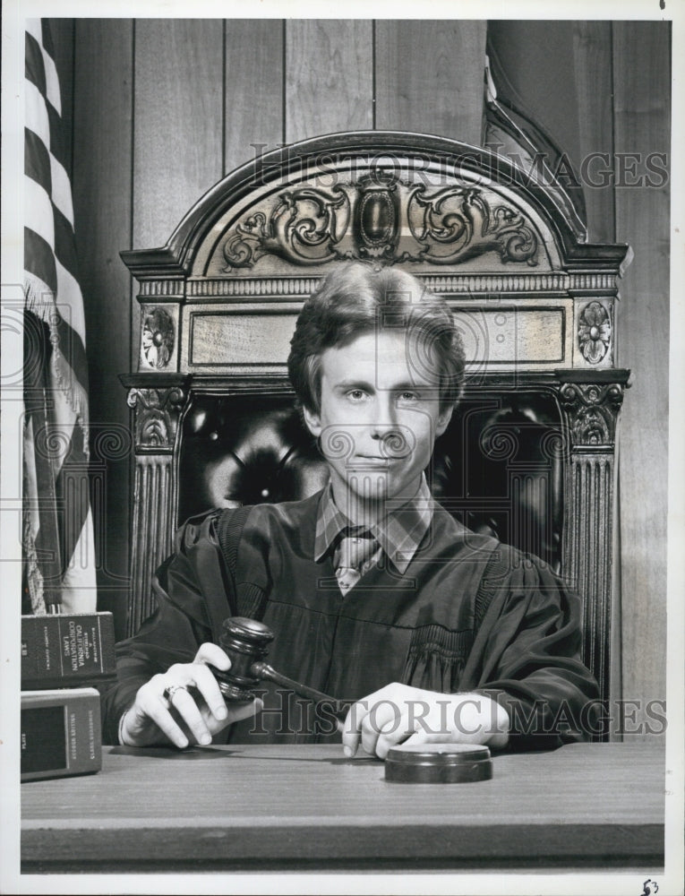 1983 Press Photo Actor Harry Anderson play as Judge Harry Stone. - Historic Images