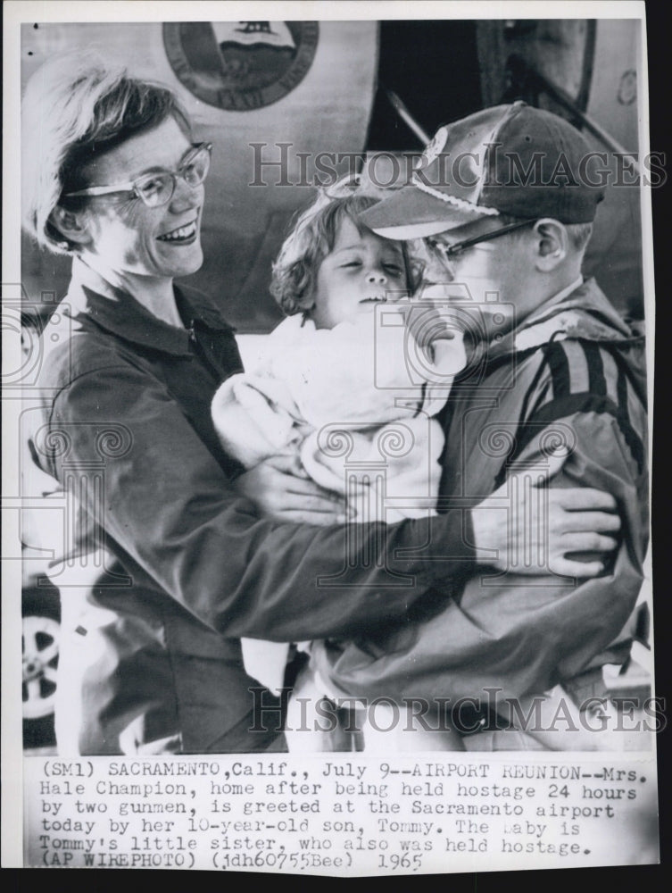 1965 Press Photo Mrs Hale Champion &amp; Daughter After being Held Hostage - Historic Images