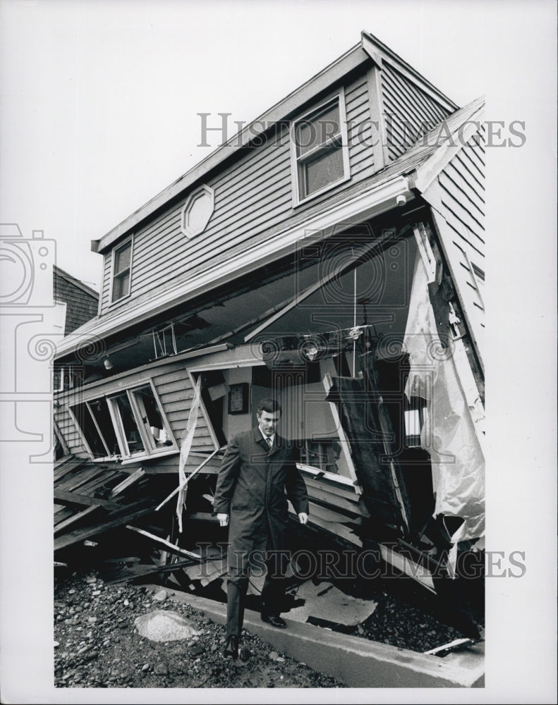 1991 Press Photo Lt Governor Paul Cellucci Touring Storm Damaged Community - Historic Images