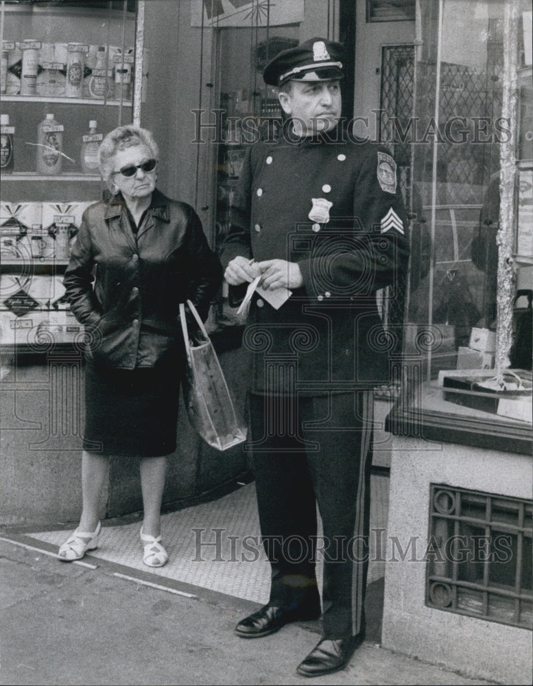 1970 Press Photo Sgt Ray Celoma at the scene of the Mattapan Holdup - Historic Images