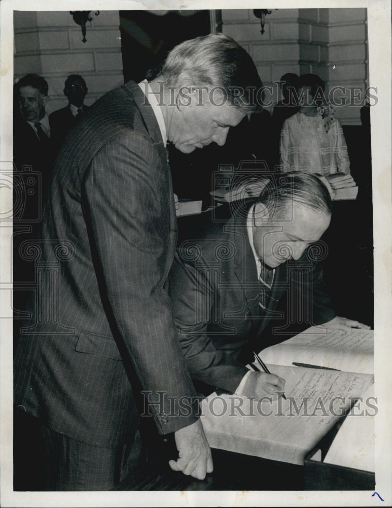 1972 Press Photo Comm Of Taxes Nicholas Metaxes Gov Sargent - Historic Images