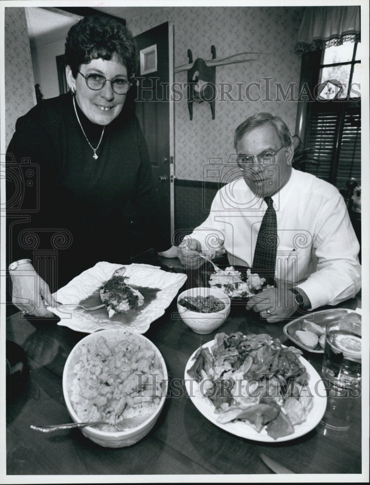 1996 Press Photo Mayor Thomas Mennino & his wife enjoy a meal at their home - Historic Images