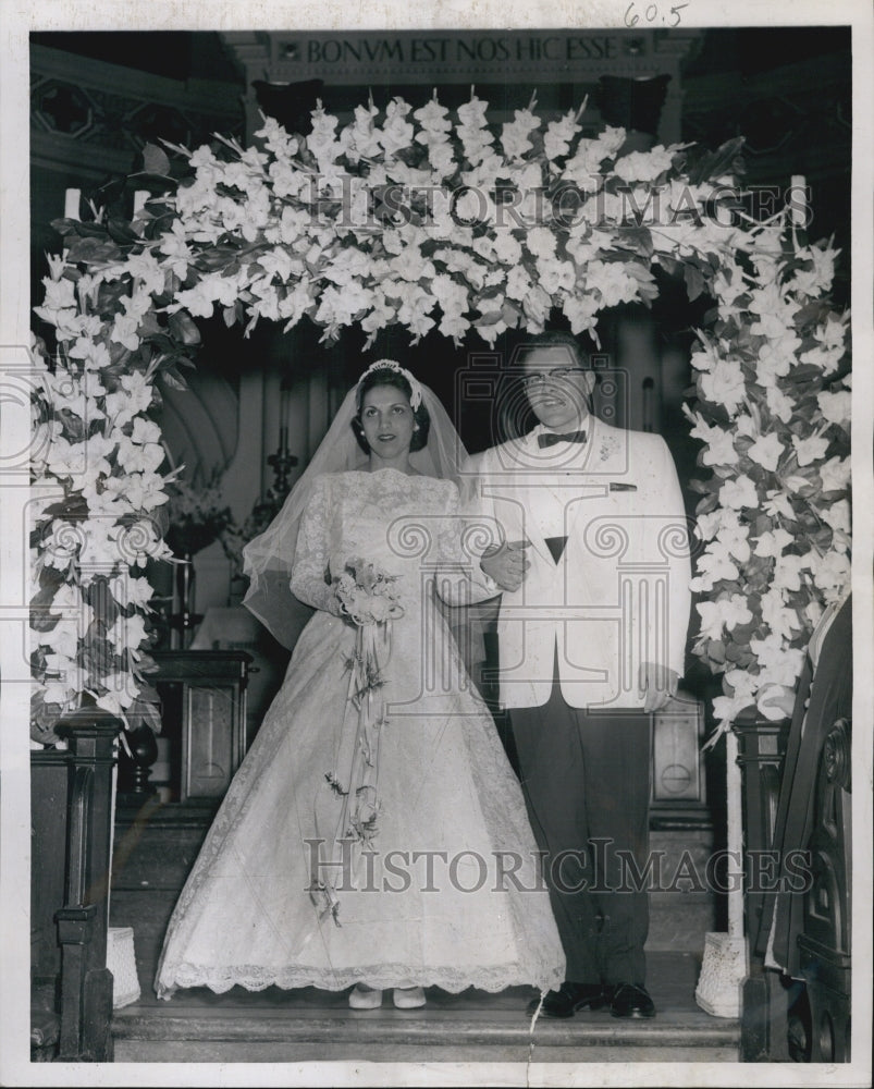 1960 Press Photo Mr. and Mrs. Thomas Mello weds at St. James Church - Historic Images
