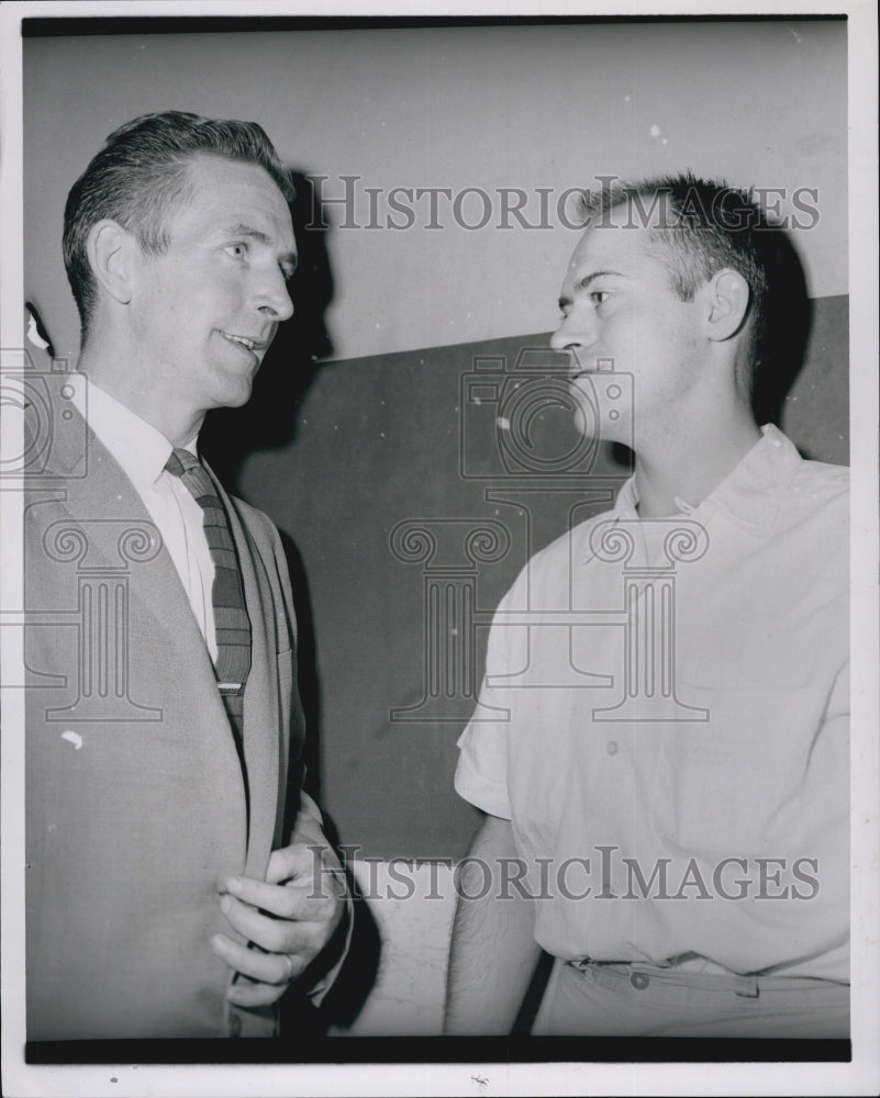 1961 Press Photo Det. of Division 16 James Mellon with William Whitney - Historic Images