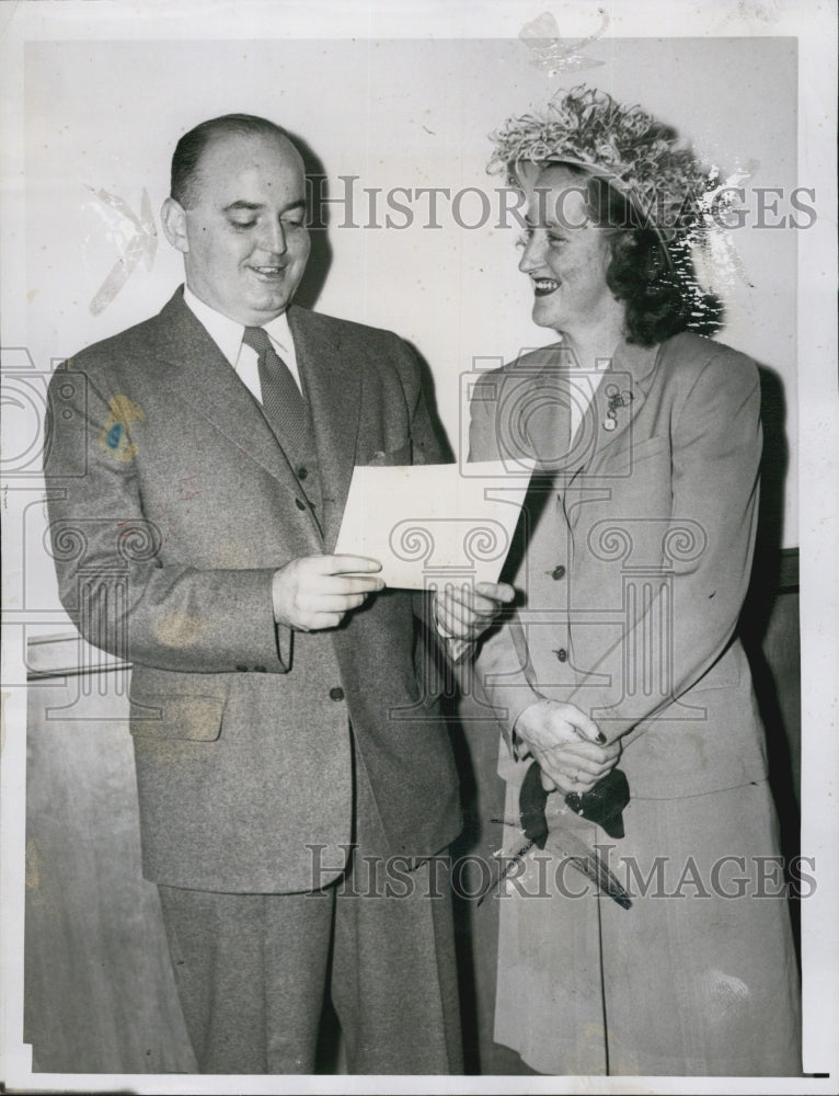 1947 Press Photo Dept. Sheriff James J. Mellen,his wife at Suffolk Supreme Court - Historic Images