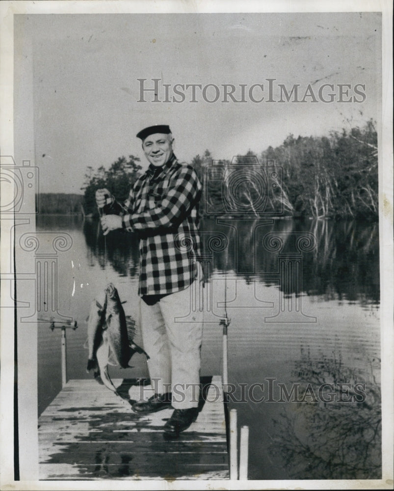 1960 Press Photo Charley Meirick, West End athlete &amp; coach on fishing - Historic Images