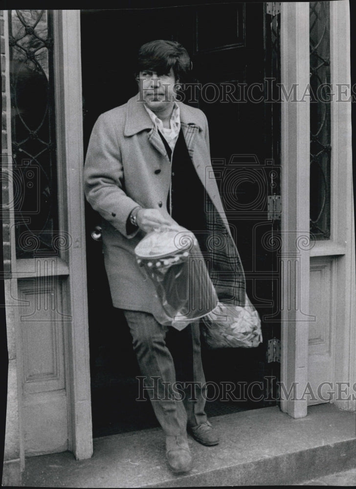 1973 Press Photo Det. Gerald Meehan Outside Of Mary McClain Murder Crime Scene - Historic Images