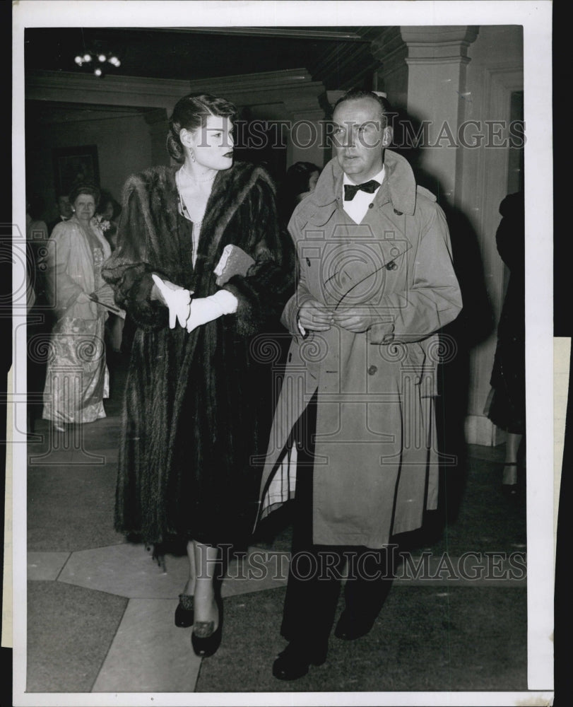 1951 Press Photo Mr. and Mrs. William Gabel at the Met Opera - Historic Images