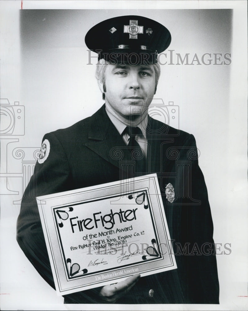 1977 Press Photo Paul H King Firefighter of the Month - Historic Images