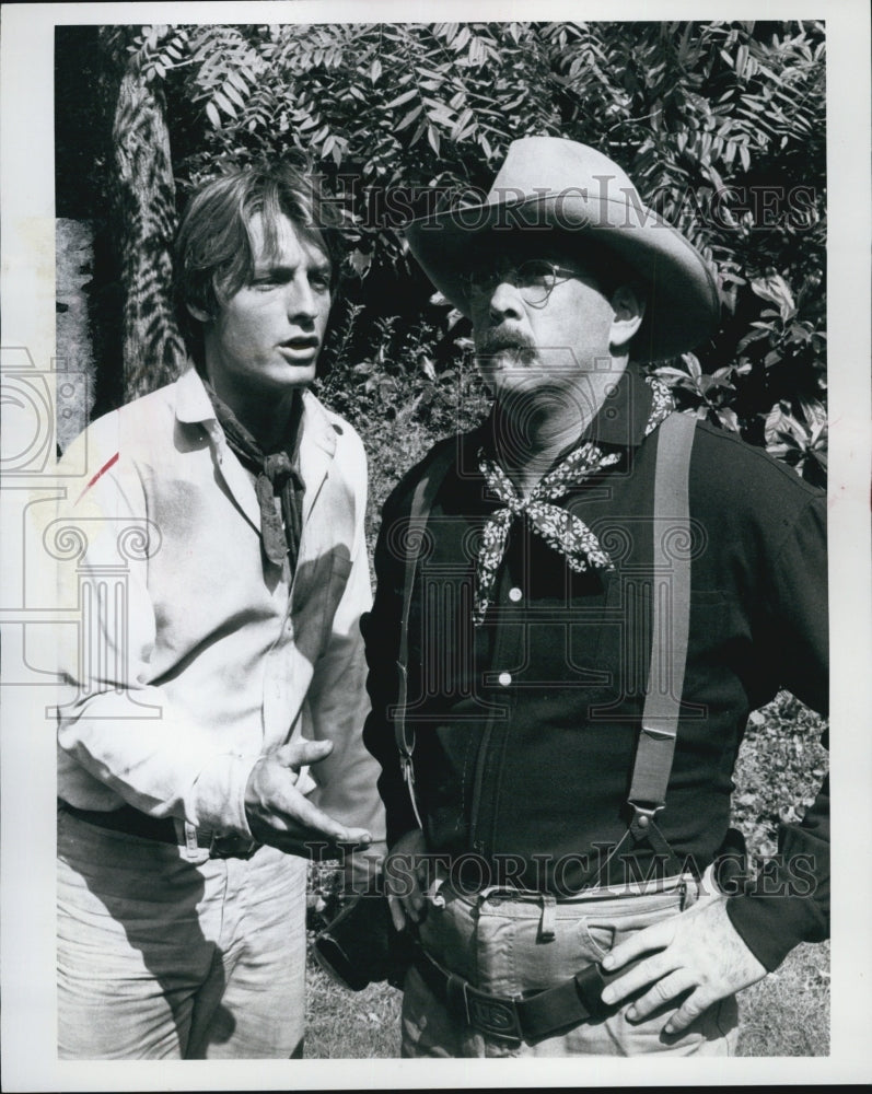 1976 Press Photo Perry King and Lee Jones-Debroux in &quot;Captains and the Kings&quot; - Historic Images