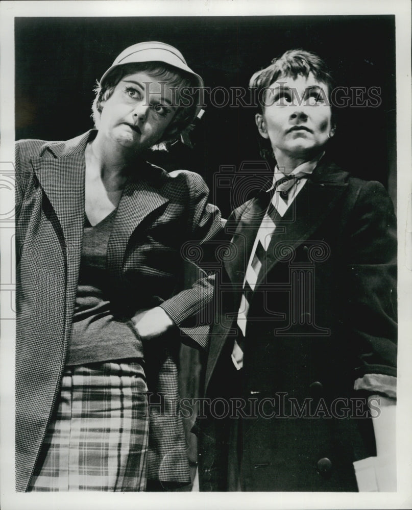 1961 Press Photo Actors Angela Lansbury and Joan Plowright In A Taste Of Honey - Historic Images