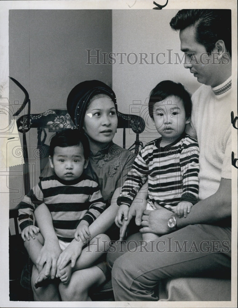 1971 Press Photo Filipino couple the Gregorios and their children - Historic Images