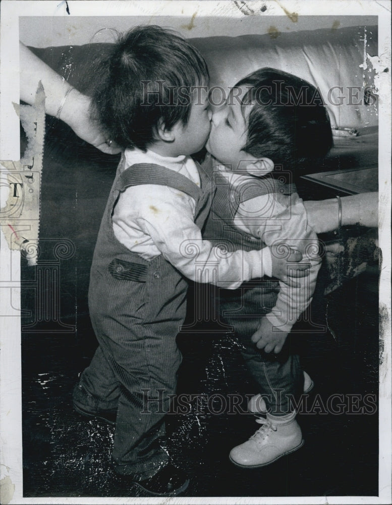 1971 Press Photo Bobby,Larry Gregorio/Parents Deported - Historic Images