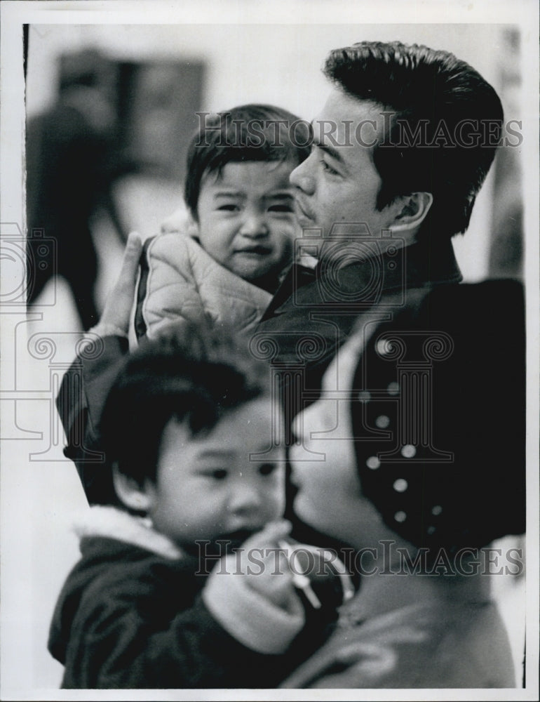 1971 Press Photo Apolinario and Wife Deported to Phillipines - Historic Images