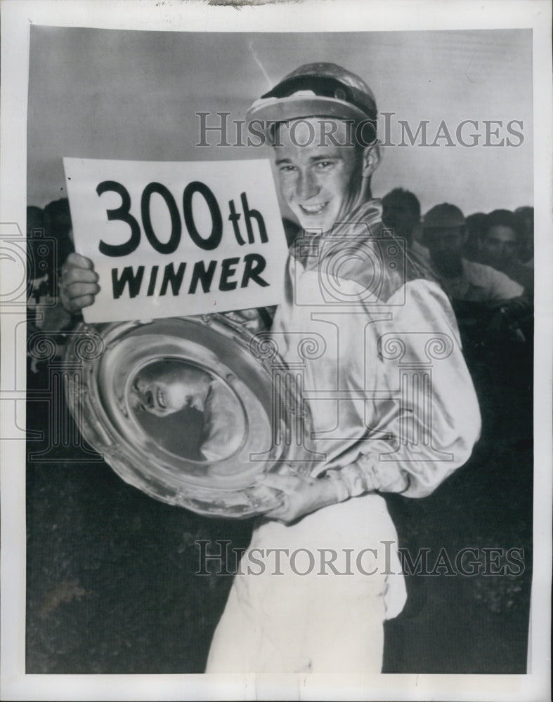 1951 Press Photo Jockey, Charley Burr,wins 300th race in a year - Historic Images