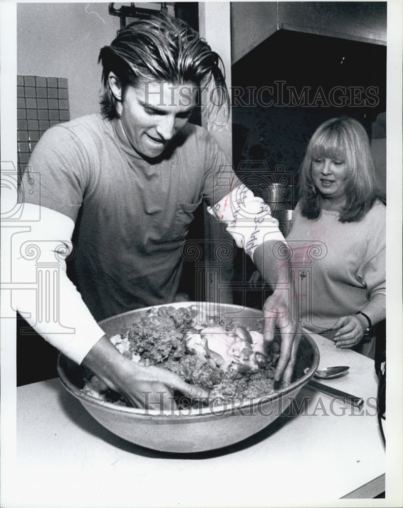 1973 Press Photo Actor Steve Burton 7 mom R Riihimaki help at homeless shelter - Historic Images