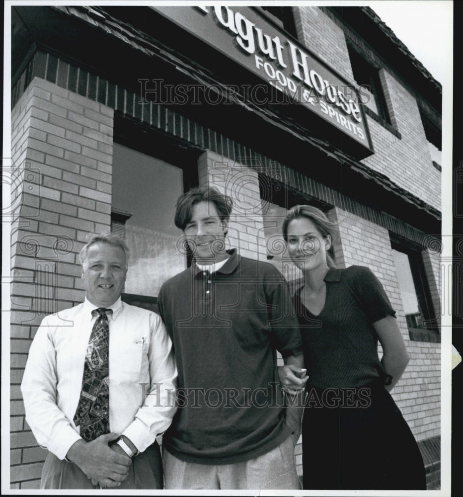 1995 Press Photo Jerry Martin Poses With Actors Ed Burns & Maxine Bahns - Historic Images