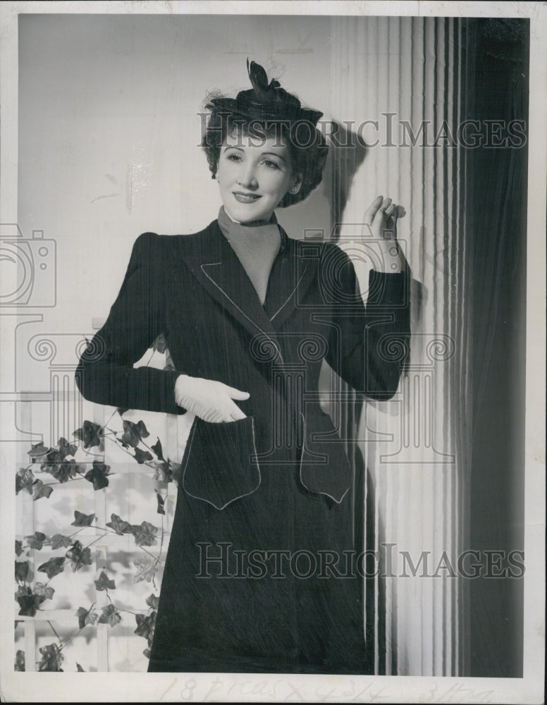 1944 Press Photo Actress Sarah Burton in a fashion outfit - Historic Images