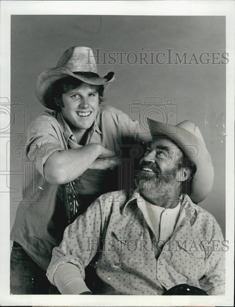 1975 Press Photo Actors Gary Busey &amp; Jack Elam &quot;The Texas Wheelers&quot; - Historic Images