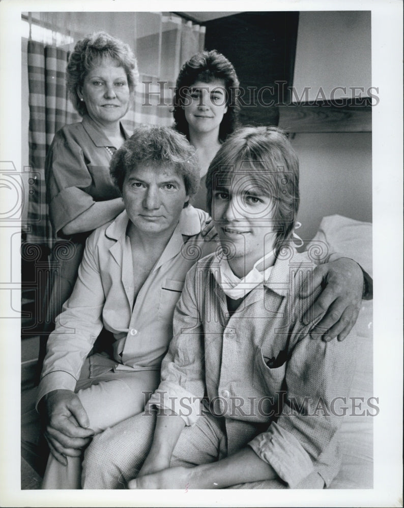 1986 Press Photo Richard Mikenas &amp; Father Edward Who Gave Kidney To Son - Historic Images