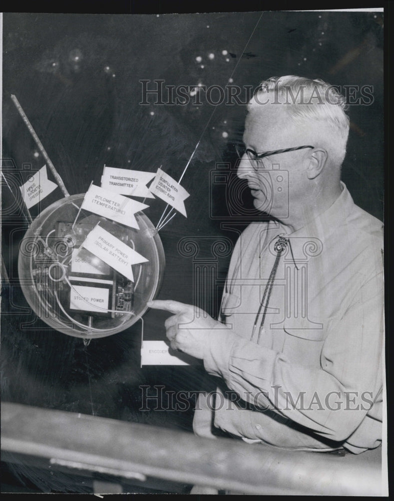 1957 Press Photo Harvard Observatory Dr Donald Menzel Model of American Satellit - Historic Images