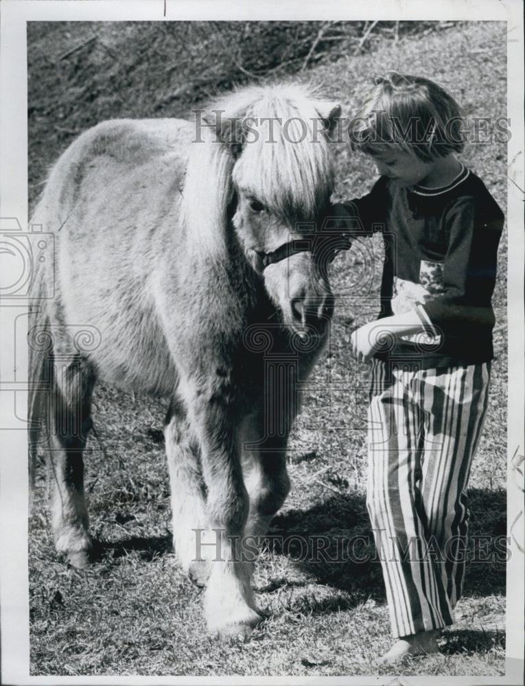 1971 Press Photo Meg Barton with her pony - Historic Images