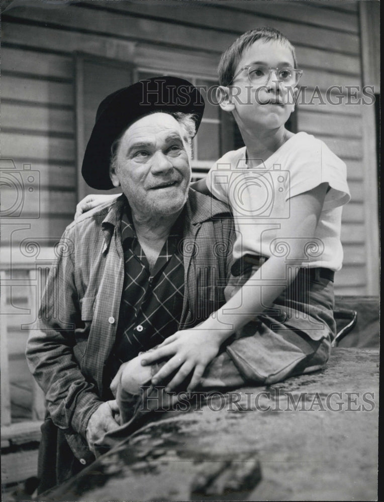 1955 Press Photo veteran actor James Barton &amp; Ian Tucker in &quot;A Christmas Dinner&quot; - Historic Images