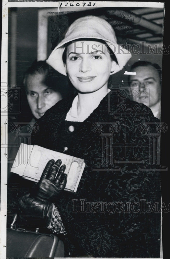 1958 Press Photo Ea Bartok, Actress and Model Leaves for Munich - Historic Images