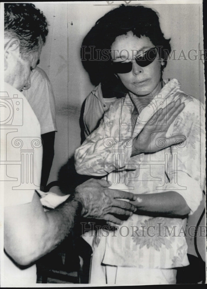 1968 Press Photo Mrs. Sophia Celorio de Bassi Avoids Photographers - Historic Images