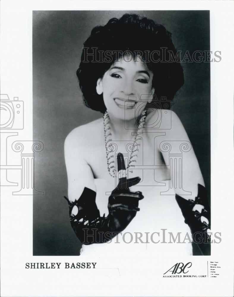 2000 Press Photo Shirley Bassey, Singer in Symphony Hall - Historic Images