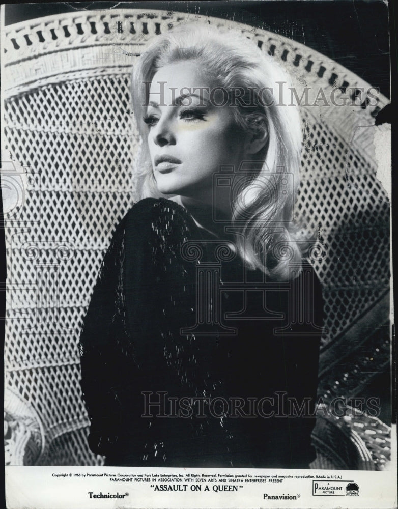 1994 Press Photo Virna Lisi &quot;Assault on a Queen&quot; - Historic Images