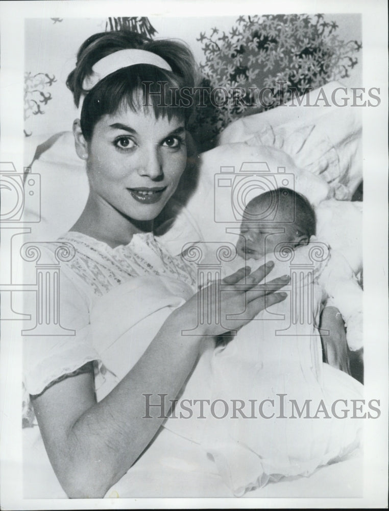 1958 Press Photo Actress Elsa Martinelli &amp; baby daughter Cristina - Historic Images