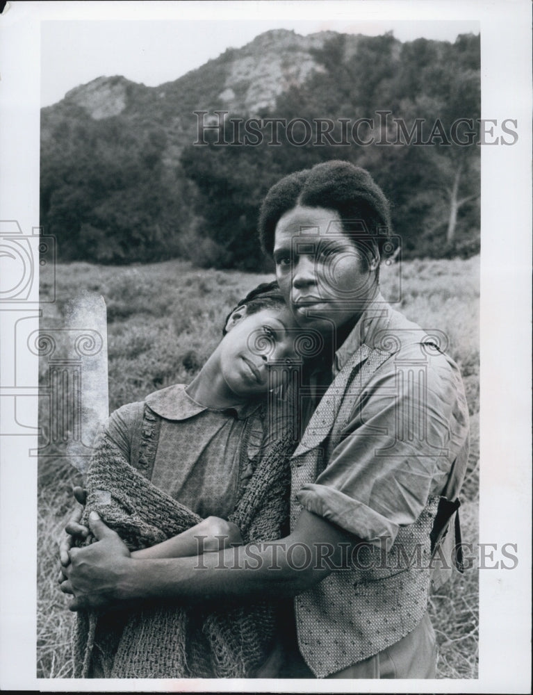 1977 Press Photo Georg Stanford Brown &amp; Lynne Moody in &quot;Roots&quot; - Historic Images