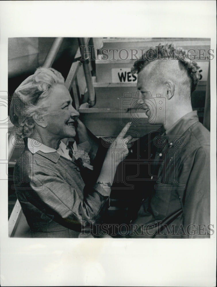 1957 Press Photo Actor James MacArthur &amp; mom Helen Hayes - Historic Images