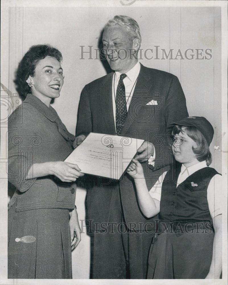 1961 Press Photo Emily macy of Hearst Papers/Mr Lee Court and Campfire Girl - Historic Images