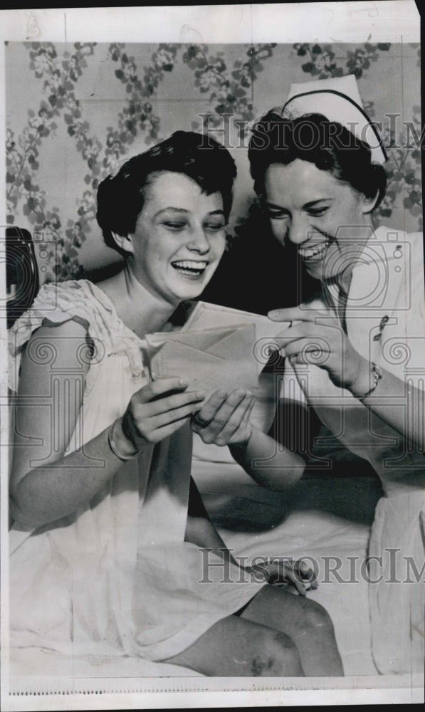 1956 Press Photo Jean Margetts Just Before Discharge From Hospital - Historic Images