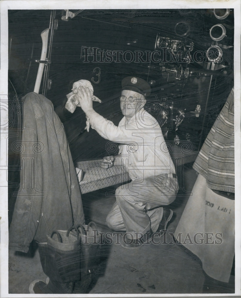 1962 Press Photo Fireman Harold MacArthur - Historic Images