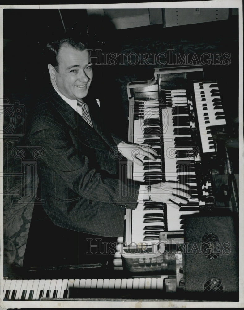 1946 Press Photo Johnny Mack at Myles Standish Lounge - Historic Images