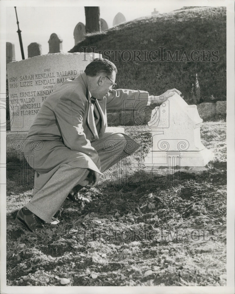 1957 Press Photo Ernest Kendall Ballard at graveside - Historic Images