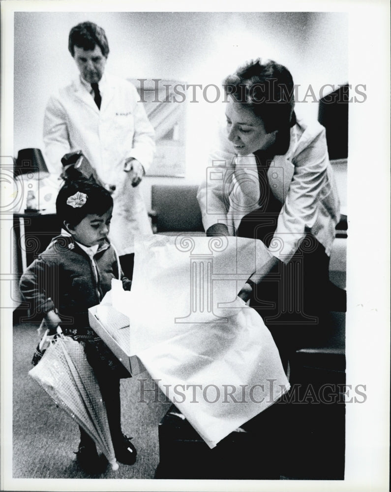 1984 Press Photo Alexandra after operation with Diane Plante &amp; Dr. Martin Dunn - Historic Images