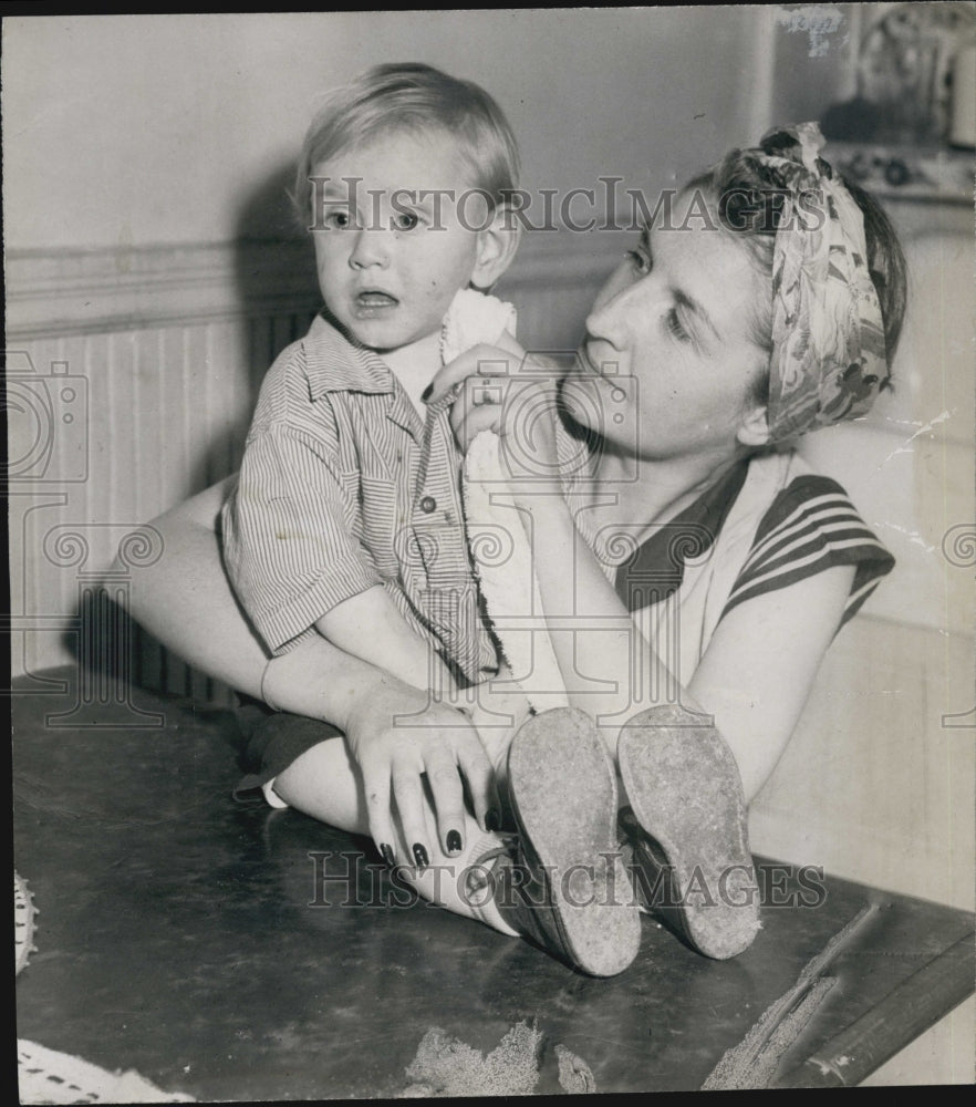 1949 Press Photo Mrs Jessie Baker & Son Dennis Age 2 He Fell 25 Ft From Window - Historic Images