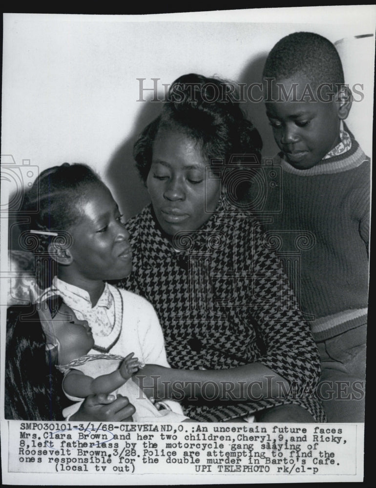 1968 Press Photo Mrs Clara Brown,Cheryland Ricky /Husb and Father Killed By - Historic Images