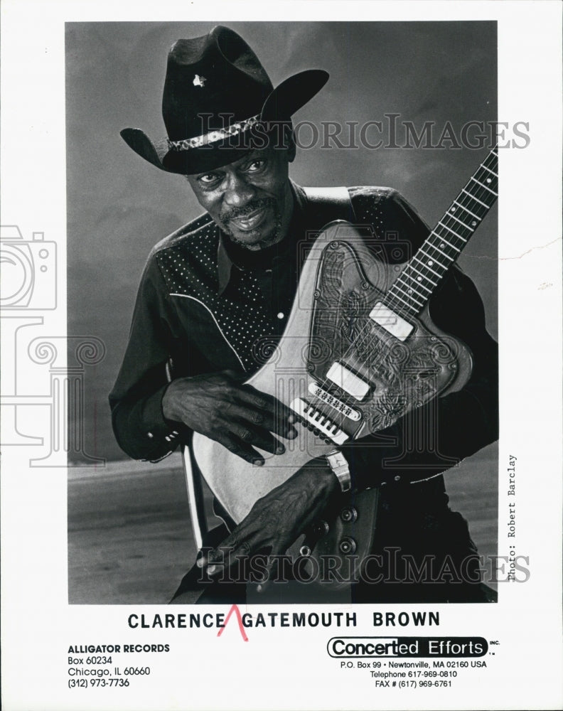 1996 Press Photo Musician Clarence Gatemouth Brown posing for photo - Historic Images