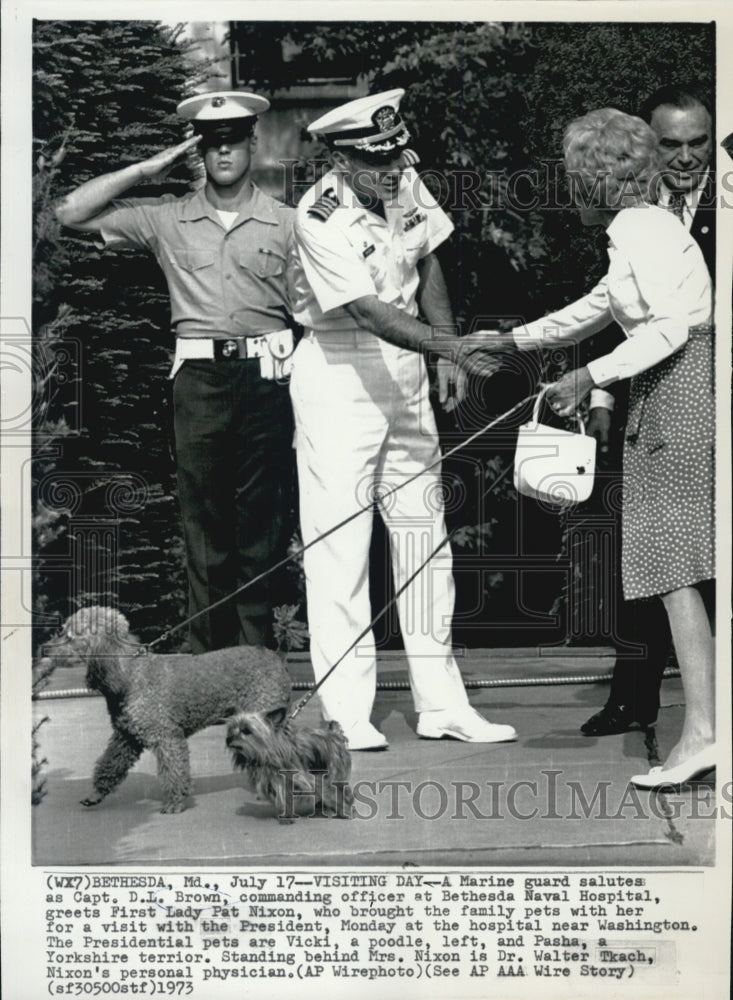 1973 Press Photo Capt. D.L Brown greets First Lady Pat Nixon with family pets. - Historic Images