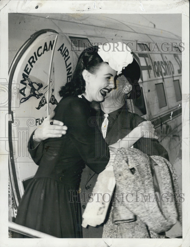 1939 Press Photo Heir Tommy Manville greet his fiancee Elinor Troy. - Historic Images