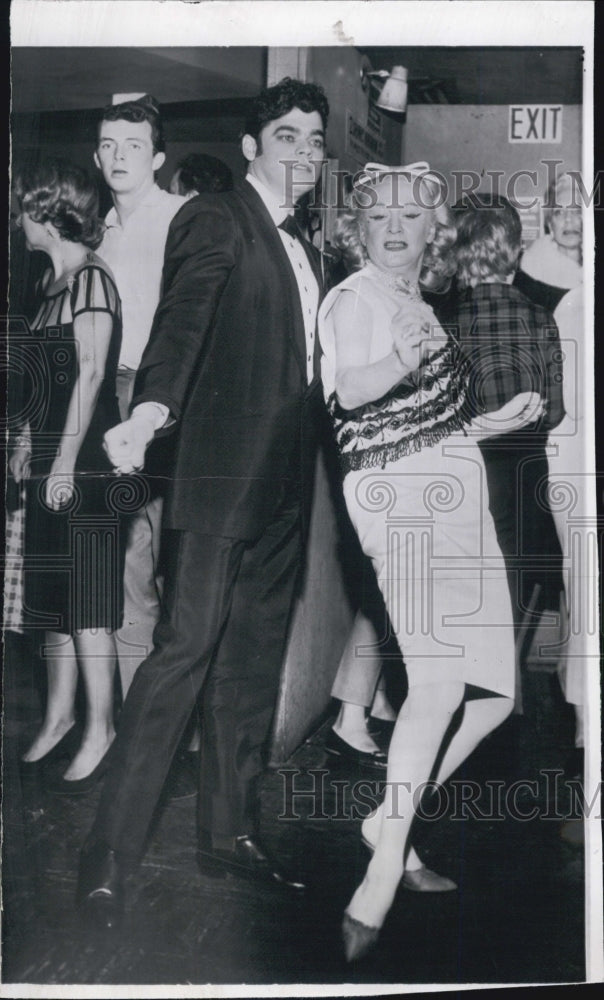 1962 Press Photo Famed Couturier Princess Marusia twists with Mario Costello - Historic Images