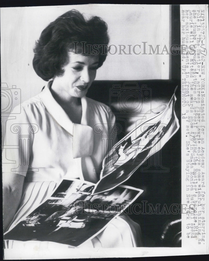 1962 Press Photo Piper Laurie Viewing Photo's Of Herself in "The Hustler" - Historic Images