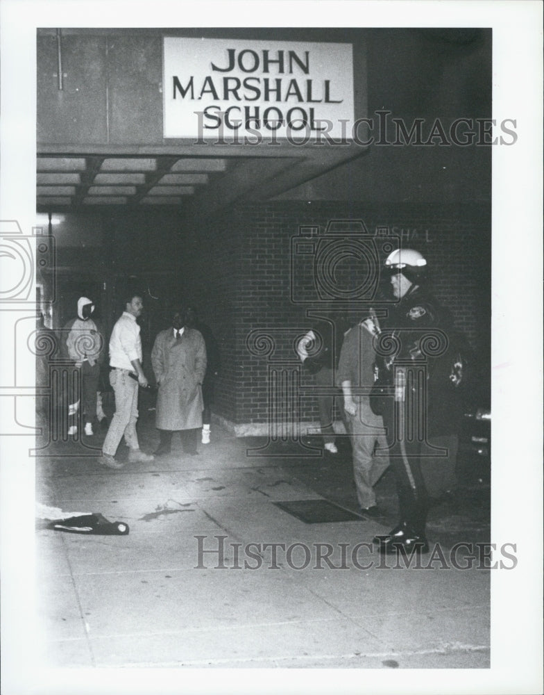 1991 Press Photo Police &amp; Bystanders Near Possible Homicide Scene - Historic Images