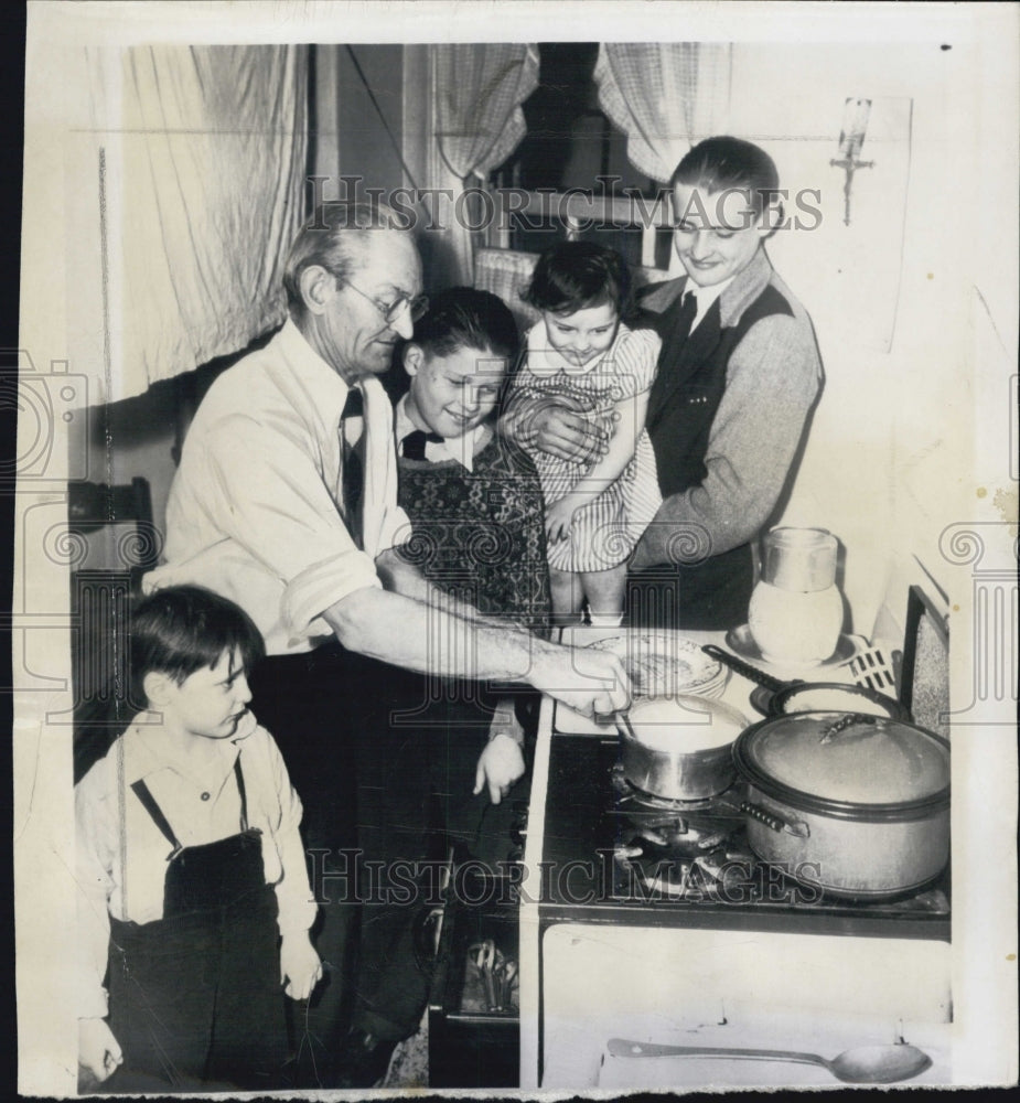 1949 Press Photo Thomas Cutler railroad worker with his family. - Historic Images